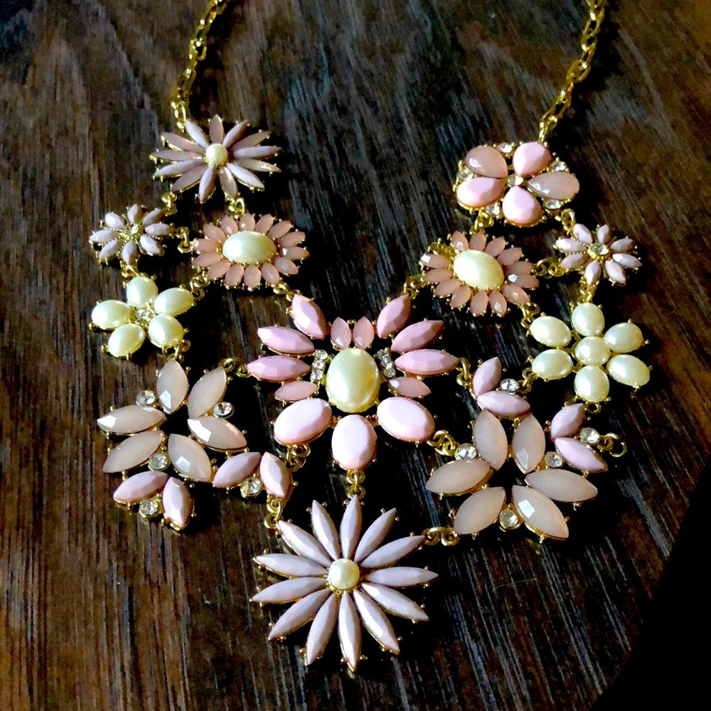 Beautiful statement necklace Pearl pink lavender